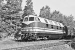 Das modernste Fahrzeug, das Will Reed im Juni 1966 bei Dresden-Klotzsche vor die Linse fuhr, war sicherlich V 180 057 aus dem Jahr 1965 - auch wenn der angehängte Länderbahn-Postwagen die Moderne etwas stört. (22.06.1966) <i>Foto: Will A. Reed</i>