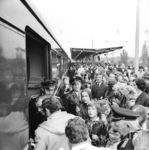 Halle (Saale) und Leipzig erhielten jeweils im Jahr 1969 einen S-Bahn-Netz. Das Leipziger Streckennetz führte von der nördlichen Ausfahrt des Hauptbahnhofs zu beiden Seiten um die Stadt und vereinigte sich im Süden in Markkleeberg. Dieses charakteristische Herz wurde von einer Linie ringförmig in beiden Richtungen befahren, wobei im Süden bis Gaschwitz gefahren wurde. Um in Leipzig Hbf von der Ost- auf die Westseite zu gelangen, verkehrten die Züge durch den Verkehrstunnel I. Später folgten Linien in das östlich gelegene Wurzen und das Neubaugebiet Grünau im Westen. Am 29. Februar 1968 beschloss der Leipziger Bezirkstag den Aufbau eines S-Bahn-Netzes. Bereits zur Frühjahrsmesse verkehrte zwischen Hauptbahnhof und dem neu eingerichteten Haltepunkt Messegelände an der Technischen Messe ein „S-Bahn-ähnlicher Schnellverkehr“, am 12. Juli 1969 wurde dann der S-Bahn-Verkehr auf dem ganzen Herzen aufgenommen, um das Verkehrsaufkommen des V. Turn- und Sportfestes bewältigen zu können. Die beiden Fahrtrichtungen wurden anfangs mit den Bezeichnungen S1 und S2 unterschieden. An den ersten beiden Tagen verkehrten die Züge kostenlos, was zu Überfüllung der Züge führte. Der Fahrpreis war danach ungewöhnlich hoch, eine Einzelfahrt kostete 50 Pfennig, eine Kurzstrecke bis zu fünf Halten 30 Pfennig. Umsteigen auf die Verkehrsmittel der Leipziger Verkehrsbetriebe (LVB) oder des Kraftverkehrs erforderte eine neue Fahrkarte. Im Vergleich dazu kostete eine Fahrt im Stadtgebiet von Berlin (mit Umsteigeberechtigung), die deutlich länger sein konnte, 20 Pfennig. (12.07.1969) <i>Foto: Slg. Erich Preuß</i>
