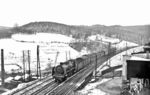 39 138 (Bw Hagen-Eckesey) wechselt mit P 511 nach Hagen (Westf) auf einem hohen Damm die Talseite und rollt in den Bahnhof Milspe - heute Ennepetal (Gevelsberg) - ein. 36 Jahre später (am 21. Juni 1967) verunglückte hier die Eckeseyer E 41 204, als sie den Prellbock im Hintergrund überfuhr und den Abhang hinunterstürzte. Die Lok überschlug sich mehrfach und blieb kurz vor der Bundesstraße 7 (links unten) liegen. (01.03.1931) <i>Foto: DLA Darmstadt (Bellingrodt)</i>