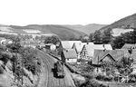 Vom Portal des Hofolper Tunnels aufgenommen, rollt 55 2122 (Bw Altenhundem) auf der Ruhr-Sieg-Strecke zwischen Welschen Ennest und Altenhundem an der Ortschaft Hofolpe vorbei. Nach einer Schiebeleistung kehrt sie nach Altenhundem zurück, denn hier befindet sich die Rampe über die Wasserscheide zwischen Lenne und Sieg. Es ist eine typische Aufnahme von Carl Bellingrodt in seinem bevorzugten Genre “Züge und Landschaften”. Die Bahnfans sind fasziniert von Lok und Umfeld und den ortsansässigen Historikern wird ein unwiederbringliches Heimat-Ensemble präsentiert. Die Bahnidylle wird aber bald der Nüchternheit Platz machen, denn wir schreiben den 12. August 1939, also wenige Tage vor Ausbruch des 2. Weltkriegs. (12.08.1939) <i>Foto: RVM-Filmstelle Berlin (Bellingrodt)</i>