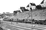 Dieser schöne preußische Wagenpark parkt im Bahnhof Dieringhausen. Der zu Gummersbach gehörende Ort war lange Jahre ein wichtiger Bahnknoten im Oberbergischen. Einen Bahnanschluss gab es vom Rhein her seit 1887, eine Verlängerung nach Olpe wurde in mehreren Abschnitten bis 1903 erstellt. Nordwärts gab es ab 1893 durchs Volmetal Anschluss nach Hagen und vom Abzweigbahnhof Marienheide aus ab 1902 eine durchgehende Verbindung nach Lennep - Wuppertal. Ein Abzweig vom etwas westlich gelegenen Bahnhof Osberghausen erschloss ab 1897 das Wiehltal und eröffnete später Verbindungen nach Waldbröl und Wissen im Siegtal. Dieringhausen wurde mehrfach umgebaut und besaß auch eine Lokstation, aus der später das Bahnbetriebswerk Dieringhausen hervorging, (1931) <i>Foto: Slg. Dr. Hans-Jürgen Vorsteher</i>