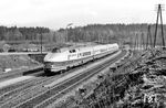 Der damalige Starzug der (DDR-)Deutschen Reichsbahn, der VT 175 (hier die Nummern 003 + 004) fährt in Gmünd/NO ein. Die Garnitur wurde als Expresszug 70 "Vindobona" zwischen Wien und Berlin eingesetzt. Er war zwar nicht besonders schnell, dafür aber für das ausgewählte Publikum eine recht komfortable Reisemöglichkeit zwischen Ost und West.  (18.03.1978) <i>Foto: Joachim Bügel</i>