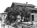 Der Bahnhof Nettersheim liegt an der Eifelbahn Köln – Euskirchen – Gerolstein – Trier. Das links sichtbare mechanische Stellwerk "Nnt" mit Schrankenbedienung wurde 1955 umgebaut und im Zuge von Rationalisierungsmaßnahmen am 26. März 2010 geschlossen und an das elektronische Stellwerk in Gerolstein angebunden. Seitdem ist der Bahnhof Nettersheim nicht mehr mit Bahnpersonal besetzt. Das denkmalgeschütze Bahnhofsgebäude wurde von der Gemeinde Nettersheim übernommen, restauriert und umgebaut. Im Erdgeschoss wurde ein "Kulturbahnhof" mit Galerieräumen eingerichtet. (1934) <i>Foto: RVM</i>