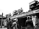 Ein Reihe Schmalspurloks (Typ "GR" = "Germanski Reparation" aus Babelsberg) werden als Reparationsleistungen in die Sowjetunion abtransportiert. Auf den zweiachsigen Wagen sind die Loks Gr 012 und 013 auszumachen. Die zugehörigen Tender waren offenkundig auf andere Wagen verteilt. Allein von diesem Loktyp wurden 413 Maschinen für die UdSSR gefertigt. Die Aufnahme entstand in Berlin-Friedenau. (03.01.1948) <i>Foto: Pressefoto ACME</i>
