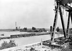 Blick in das Rheintal auf die Maxauer Schiffsbrücke, die eine 98.75 mit einem Schnellzug nach Maxau überquert. Noch ist die alte Brücke in Betrieb, der Neubau wartet aber schon auf seine Fertigstellung. Die technischen und betrieblichen Unzulänglichkeiten der Schiffbrücke – Behinderung der Schifffahrt, geringe Tragfähigkeit und aufwändige Betriebsführung – führten in den 1930er Jahren zum Bau der ersten festen Brücke bei Maxau. Die Einweihung des neuen Bauwerks konnte am 17. Januar 1938 (Straßenbrücke) bzw. am 3. April 1938 (Eisenbahnbrücke) gefeiert werden. Die neue Brücke besaß einen Mittelpfeiler, der das Bauwerk in zwei Brückenfelder von 175 m und 117 m Länge teilte. Am 21. März 1945 traf eine amerikanische Artilleriegranate die Brücke und löste dadurch die von Deutschen vorbereitete Sprengung der Brücke aus.  (1937) <i>Foto: RVM</i>
