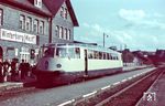 Die Aussichtstriebwagen der Deutschen Reichsbahn waren früher sehr beliebte Fahrzeuge. Meistens waren damit Erlebnistouren verbunden, die in jener Zeit für die meisten Menschen nicht auf der Tagesordnung standen. Dazu hatte man mit der Panoramaverglasung herrlichste Ausblicke auf die Landschaft. Es gab insgesamt fünf Fahrzeuge. Zwei fuhren - in Süddeutschland oder Österreich - unter Fahrdraht (ET 91 01/02, Baujahr 1935), die anderen drei waren Dieselfahrzeuge. Von den als VT 137 240 (Bj. 1935), 462 und 463 (Bj. 1939) bezeichneten Triebwagen ging auch einer im Krieg verloren, die anderen beiden kamen bei der DB als VT 90 500 und 501 zum Einsatz. Im bekanntesten Wintersportort des Sauerlandes ist der VT 137 240 auf großer Fahrt ins Nordhessische. Inwischen ist hier alles Geschichte. Nicht nur die Aussichts-Triebwagen wurden bis 1962 ausgemustert, auch die landschaftlich attraktive Bahnlinie Bestwig—Winterberg (Westf)—Hallenberg—Allendorf (Eder) wurde in den 1960er Jahren im Südabschnitt Winterberg (Westf)—Allendorf (Eder) teilweise stillgelegt. Das für das Sauerland typische Schiefer verkleidete Bahnhofsgebäude von Winterberg (Westf) fiel einer dilettantischen Städtebaupolitik der Kommune Winterberg zum Opfer, um für die Bobweltmeisterschaft 2015 ein gesichtsloses Etwas zu schaffen, was sich sarkastischerweise auch noch "Bürgerbahnhof" nennt. Wo früher die Bahn mit viel Ähstetik eine Atmosphäre zum Verweilen schaffte, sind heute nur noch sterile, auf Minimalfunktionen eingedampfte Bahnanlagen übrig. Insofern braucht man auch keine Aussichtstriebwagen mehr - wer will sich freiwillig die graffitiverschmierten, mit Lärmschutzwänden verschandelten oder völlig verkrauteten Bahnlandschaften heute noch anschauen?  (06.1939) <i>Foto: Carl Bellingrodt</i>