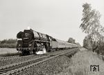 01 1516 (Bw Berlin Ostbahnhof) mit D 57 "Pannonia-Express" bei Dahlewitz zwischen Zossen und Berlin. Mit rund 2400 km war der Zug einer der längsten Zugläufe in Mitteleuropa. (25.05.1972) <i>Foto: Hans-Joachim Simon (Archiv Ludger Kenning)</i>