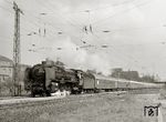 Die Ostbahnhofer 01 2065 fährt mit dem D 270 "Pannonia-Express" durch Radebeul Ost. (29.04.1976) <i>Foto: Hans-Joachim Simon (Archiv Ludger Kenning)</i>
