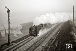 Bei frostigen Temperaturen passiert 01 2120 mit D 171 nach Dresden das Einfahrsignal von Böhla. (10.02.1975) <i>Foto: Hans-Joachim Simon (Archiv Ludger Kenning)</i>