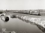 DR 118 223 (Bw Berlin Ostbahnhof) hat mit D 77 soeben Großenhain durcheilt und fährt an den Zschauitzer Steinbruchseen dem Fotografen vor die Linse. (21.03.1975) <i>Foto: Hans-Joachim Simon (Archiv Ludger Kenning)</i>