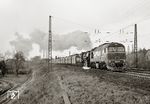 DR 120 340 (Bw Dresden) mit 52 8072 (Bw Kamenz) mit einem Braunkohle-Ganzzug nach Dresden kurz vor der Eisenbahnbrücke über die Schildenstraße bei Radebeul-Ost. (28.04.1976) <i>Foto: Hans-Joachim Simon (Archiv Ludger Kenning)</i>