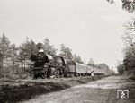 35 1064 (Bw Elsterwerda) mit P 995 (Dresden Hbf - Berlin) zwischen Rangsdorf und Dahlewitz. (25.05.1972) <i>Foto: Hans-Joachim Simon (Archiv Ludger Kenning)</i>