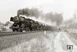 52 4503 (DWM Posen, Baujahr 1944) mit einem Ganzzug nach Dresden bei Prösen-Wainsdorf, südlich von Elsterwerda. (14.08.1975) <i>Foto: Hans-Joachim Simon (Archiv Ludger Kenning)</i>