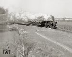 Die Dresdener 52 7189 (WLF, Baujahr 1943) mit einem Braunkohle-Ganzzug nach Dresden hinter Großenhain. (21.03.1975) <i>Foto: Hans-Joachim Simon (Archiv Ludger Kenning)</i>