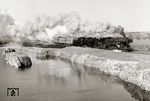 Ein Kohleganzzug nach Dresden, diesmal mit reinrassiger Dampfbespannung, am Zschauitzer Steinbruchsee hinter Großenhain. Vorspannlok ist 52 8160 vom Bw Kamenz (ex 52 532, BMAG, Baujahr 1943, die erst 1962 aus sowjetischen Besitz zurückkehrte), Zuglok die Dresdner 52 4533 (DWM, Baujahr 1944). (21.03.1975) <i>Foto: Hans-Joachim Simon (Archiv Ludger Kenning)</i>