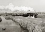 Als beim Bw Senftenberg die Kohlen noch staubten, brachte 52 9818 (ex 52 2818, Henschel, Baujahr 1944) bei Großenhain einen Güterzug nach Dresden.  (21.03.1975) <i>Foto: Hans-Joachim Simon (Archiv Ludger Kenning)</i>