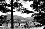 Obwohl das Bild in einem der industriereichsten Täler entstanden ist, war Carl Bellingrodt versucht, wieder die perfekte Landschaftsidylle mit P 3022 und der Hagen-Eckeseyer 91 1763 am Gut Rocholz bei Gevelsberg einzufangen. Auf der Ennepetalbahn von Hagen Hbf nach Altenvoerde befanden sich viele mittelständische Betriebe, selbst der Personenverkehr war recht beachtlich. 1876 wurde der Streckenabschnitt von Hagen (Westf) bis Gevelsberg-Haufe eröffnet, am 1. September 1882 erfolgte die Inbetriebnahme für den Personenverkehr bis Altenvoerde. Aufgrund des zunehmenden Auto- und auch Straßenbahnverkehrs ging der Personenverkehr der Ennepetalbahn immer mehr zurück, bis er schließlich am 28. September 1969 eingestellt wurde. Sporadischer Schienengüterverkehr findet heute dort noch statt. (13.08.1933) <i>Foto: DLA Darmstadt (Bellingrodt)</i>