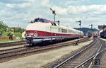 Der VT 18.16 der Deutschen Reichsbahn (ab 1970: 175) sollte so etwas wie das Gegenstück zum VT 11 der DB werden, konnte dies trotz besserer Ausstattung und Bewirtung als in anderen DR-Zügen aber im Vergleich zum westlichen Pendant nicht erfüllen. Zeitweise war er als Expresszug TS 55 “Vindobona” auf der Linie Berlin - Dresden - Prag - Wien FJB eingesetzt. In Österreich ging es u.a. über die kurvenreiche Trasse durchs Waldviertel, hier durch den Bahnhof Schwarzenau. (04.06.1975) <i>Foto: Wilfried Sieberg</i>