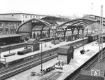 Im Zuge der Elektrifizierung wurden auch die beiden alten Bahnhofshallen in Wuppertal-Elberfeld abgerissen. Sie waren nach den Kriegsereignissen nur notdürftig restauriert worden. Der Bahnhof bekam nun die üblichen modernen Bahnhofsdächer pro Bahnsteig. Gleichzeitig wurden auch im Rahmen der Umstellung der Stellwerkstechnik (in diesem Fall das neue Stellwerk "Ef" im Bahnhofsbereich von Steinbeck) andere Bahnbauten abgerissen. Die Umbauten fanden damals unter laufendem Betrieb statt mit vielen Beeinträchtigungen durch sich ständig verändernde Gegebenheiten für die Reisenden bis hin zum Schienenersatzverkehr. (1963) <i>Foto: Helmut Säuberlich</i>