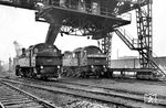 94 721 und 94 713 begegnen sich unter der erst wenige Jahre alten Bekohlungsanlage ihrer Heimat-Dienststelle Bw Düsseldorf-Derendorf. Gerade wird 94 721 über die abgesenkte Kohlenrutsche frisch bekohlt. Die preußischen T 16¹ wurden in erster Linie für den großen Verschiebebahnhof vor Ort gebraucht. Noch bis Mitte der 1960er Jahre konnte man die robusten Maschinen hier erleben. Im Zweiten Weltkrieg wurden große Teile des Areal zerstört und nicht wieder vollständig aufgebaut. (24.03.1939) <i>Foto: RBD Wuppertal (Eckler)</i>