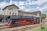 01 0509 im Bahnhof Meiningen. Einst war der Bahnhof baulich und betrieblich getrennt, mit dem preußischen Bahnhof als Durchgangsbahnhof an der Werrabahn von Eisenach nach Lichtenfels und dem bayerischen Bahnhof als Kopfbahnhof und Endstation der Bahnstrecke Schweinfurt–Meiningen. Die beiden Bahnhöfe wurden erst 1920 nach Auflösung der Länderbahnen zu einem Bahnhof vereinigt.  (25.04.2018) <i>Foto: Joachim Schmidt</i>