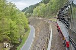 Blick aus 01 0509, die auf dem hohen Damm bei Gehlberg nach Gräfenroda hinabrollt. (25.04.2018) <i>Foto: Joachim Schmidt</i>