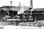 Blick auf den "Wannseebahnschuppen" des Bw Berlin Potsdamer Gbf (Pog). Die Bw-Abteilung lag westlich der Fernbahngleise und beherbergte die Stadtbahnlokomotiven. Vor dem markanten Ringlokschuppen der Bauart "Potsdam", bei der zwei Gleise durch eine Toreinfahrt führen, pausieren 74 1050 (Pog), 74 1121 (Pog), 74 1181 (Bw Potsdam) und 74 1044 (Pog). Mit Aufnahme des elektrischen S-Bahn-Betriebes auf der Wannseebahn am 15. Mai 1933 wurde die nun nicht mehr benötigte Bw-Anlage stillgelegt und später abgetragen. (09.1932) <i>Foto: RVM</i>