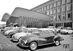 Ein Vorzeigeprojekt der BD Essen war der Neubau des Bochumer Hauptbahnhofs in den Jahren 1956/57. Dem Zeitgeist entsprechend wurde der Eingangsbereich mit einem geschwungenen Spannbetondach mit einer Kolaneindeckung überspannt. Der Eingangsbereich bestand aus einer kittlosen Kristallspiegelglaseindeckung, die Breite der Seitenflügel betrug 8,00 m, die Höhe der Seitenflügel über dem Bürgersteig 7,75 m, der vordere Dachüberstand 4,50 m, der seitliche Dachüberstand 6,00 m, die Scheitelhöhe über dem Bürgersteig 9,25 m. Die parkenden Autos sind auch einen Blick wert. (1957) <i>Foto: Willi Marotz</i>
