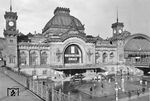 Die grundlegende funktionale Gestaltung des zweiten Dresdner Hauptbahnhofs, der den alten Böhmischen Bahnhof von 1864 ersetzte, mit der Kombination einer großen Kopfbahnhofhalle in Tieflage und zwei flankierenden Durchgangshallen in Hochlage gilt als das Werk von Finanzrat Claus Koepcke und Otto Klette. Der Neubau erhielt mit sechs Kopfgleisen der Mittelhalle, sechs durchgehenden Hochgleisen sowie weiteren Kopfgleisen des Ostbaus alle Voraussetzungen für einen erheblich ausgeweiteten Personenzugverkehr. Zwischen der Südhalle und der rückseitigen Bismarckstraße (der heutigen Bayrischen Straße) wurde ein überdachter Baukörper mit zwei Gleisen in Hochlage für den Güterzugverkehr angebaut. Das Empfangsgebäude umfasste eine Fläche von rund 4.500 Quadratmetern. Für das Tragwerk der Bahnsteighallen verwendete die Stahlbaufirma August Klönne rund 17.000 Tonnen Stahl, das Mauerwerk der Fassaden besteht aus Elbsandstein. Die Baukosten betrugen 18 Millionen Mark, was einem heutigen Wert von etwa 320 Millionen Euro entspricht. Nach etwas mehr als fünf Jahren Bauzeit ging das Gesamtbauwerk am 16. April 1898 in Betrieb. (1930) <i>Foto: RVM</i>