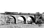 Sieben Jahre später besuchte Carl Bellingrodt erneut das Sontraer Viadukt (vgl. Bild-Nr. 51566). Nicht nur das Auto, auch die Zuglok hat sich geändert. Die Einheitslok 03 130 (Bw Hannover) hatte den alten Preußen abgelöst und ist hier mit dem Saisonschnellzug D 158 auf dem Weg von Hannover nach Würzburg. (29.05.1939) <i>Foto: RVM-Filmstelle Berlin (Bellingrodt)</i>