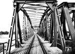 Die Elbebrücke in Torgau im Zuge der Eisenbahnstrecke Halle (Saale)—Eilenburg—Falkenberg (Elster)—Cottbus. Die Brücke besaß sieben Öffnungen mit Stützweiten von rund 50 m. In der Nacht vom 24. zum 25. April 1945 ließ der damalige Festungskommandant Torgaus vier Überbauten der Brücke sprengen, ab 14. September 1945 konnte die Brücke aber bereits behelfsmäßig wieder befahren werden. 1997 wurde eine komplett neue Brücke, allerdings nur noch in eingleisiger Ausführung, gebaut.  (1937) <i>Foto: RVM</i>