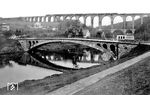 Das Göhrener Viadukt (Muldentalbrücke) an der Bahnstrecke Geithein—Chemnitz unweit der Station Cossen gehört neben der Elster- und Göltzschtalbrücke zu den eindrucksvollsten deutschen Brückenbauten aus der Frühzeit des Eisenbahnbaues. Sie überspannt das Tal der Zwickauer Mulde mitsamt der Muldentalbahn mit einer Höhe von 68 Meter, teilweise in zwei Etagen. Die Länge beträgt 512 Meter bei 21 Öffnungen oben, die größte Spannweite eines Bogens misst 16 m. Die Grundsteinlegung erfolgte im Mai 1869, die Fertigstellung im Juni 1871. Durch Verfüllung der Bögen an den Enden des Viadukts wurde die Brücke bei Sanierungsarbeiten zwischen 1982 und 1986 auf 381 m und 12 Bögen verkürzt. Der Blick geht aus Richtung Lunzenau auf die Ortschaft Göhren mit dem Bauwerk, über das gerade eine P 8 in Richtung Chemnitz fährt. (1930) <i>Foto: RVM</i>