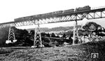 Ein Personenzug mit einer pr. T 16 (Baureihe 94) überquert den 225 m langen Hülsbachtalviadukt bei Westerburg im Westerwald. Der Zug ist überwiegend aus Langenschwalbacher 4-Achser-Nebenbahnwagen der unterschiedlichsten Bauarten gebildet. Hinter der Lok läuft ein Wagen der Gattung Citr Pr94, als vorletzter Wagen ein PwPost4i. (1926) <i>Foto: RVM</i>