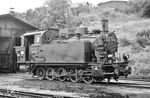 99 183 wurde ursprünglich für den Betrieb auf der Feldabahn (Dorndorf – Kaltennordheim) in Thüringen gebaut. Von September 1933 bis Mai 1944 stand sie dem Lokbf Hildburghausen (Heldburger Schmalspurbahn) zur Verfügung, danach dem Lokbf Eisfeld. 1956 gelangte die Lok zur Spreewaldbahn und 1962 zum Lokbf Gera-Pforten, wo diese Aufnahme entstand. Hier war sie bis 1969 auf der ehemaligen Gera-Meuselwitz-Wuitzer Eisenbahn im Einsatz, zuletzt mit der Achsfolge 1C1, nachdem die Zahnräder der Luttermöller-Endachsen ausgebaut wurden.  (27.06.1966) <i>Foto: Will A. Reed</i>