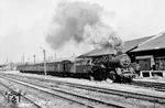 Mit einer beachtenswerten Zugkomposition verlässt 50 3634, die am 20.11.1960 aus 50 1103 entstand und 1970 noch in die ölgefeuerte 50 0057 umgebaut wurde, den Bahnhof Quedlinburg.  (30.06.1966) <i>Foto: Will A. Reed</i>