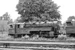 Das steigende Verkehrsaufkommen im Harz machte den Einsatz starker Lokomotiven erforderlich. So erschien 95 019 als erste pr. T 20 am 9. Oktober 1948 beim Bw Blankenburg. 1960 waren bereits 11 Maschinen der pr. T 20 beim Bw Blankenburg stationiert, darunter auch 95 015, die im Mai 1959 aus Probstzella hinzukam. Mit der Elektrifizierung der Rübelandbahn wurden die 95er zunehmend arbeitslos und abgestellt, wie hier 95 015 in Halberstadt. Durch den Einbau einer Ölhauptfeuerung am 28.12.1967 rettete sich die Lok - mittlerweile als 95 0015-8 bezeichnet - noch bis ins Jahr 1980.  (28.06.1966) <i>Foto: Will A. Reed</i>