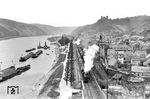 Blick vom Ochsenturm in Oberwesel in das Rheintal. Unten ist 38 3863 vom Bw Saarbrücken Hbf mit einem KdF-Sonderzug unterwegs, gerade begegnet sie einen südwärts fahrenden Personenzug. Im Hintergrund hoch oben die Burg Schönburg. (17.04.1938) <i>Foto: RVM-Filmstelle Berlin (Bellingrodt)</i>