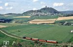VT 53 mit dem "Vulkan-Express" vor der Kulisse der Ruine Olbrück oberhalb von Hain im Brohltal. (24.04.1994) <i>Foto: Ulrich Neumann</i>