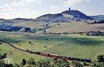 Der "Vulkan-Express" unterhalb der Burgruine Olbrück auf dem Weg nach Engeln. (05.09.1992) <i>Foto: Ulrich Neumann</i>