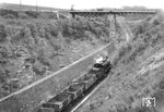 Infolge der starken Zunahme des Verkehrs zwischen Dieringhausen und Gummersbach beschloss die Reichsbahn im Jahre 1936, die Aggertalbahn im nördlichen Abschnitt mit einem zweiten Gleis auszustatten. Bereits zum Beginn des Sommerfahrplans 1937 konnte das zweite Gleis zwischen Dieringhausen und Gummersbach in Betrieb genommen werden, dazu erfolgten gleichzeitig Umbauten in den beiden Bahnhöfen. Richtung Marienheide wurde der Bahnkörper auch für das zweite Gleis vollständig fertiggestellt, es gibt aber keinen offiziellen Hinweis darauf, dass hier jemals ein zweites Gleis gelegen hat. Auch bei diesem Bild aus dem Jahr 1938 mit einer pr. G 10 (Baureihe 57.10), die mit einem Güterzug Richtung Gummersbach bei Kotthausen unterwegs ist, ist deutlich das verbreiterte Planum zu erkennen, das zweite Gleis fehlt jedoch. (1938) <i>Foto: Josef Fuchs</i>