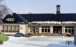 Der Bahnhof Hückeswagen an der (ehemaligen) Bahnstrecke zwischen Remscheid-Lennep und Wipperfürth. Das 1956 errichtete Empfangsgebäude musste 2014 einem Einkaufszentrum mit Wohnungen, Arztpraxen sowie einem Bürgerbüro der Stadtverwaltung weichen. Nach den Fahrspuren im Schnee zu urteilen, gab es am Aufnahmetag noch etliche Fahrgäste, dazu auch einen offenbar notwendigen Taxistand.  (02.1984) <i>Foto: Wilfried Sieberg</i>