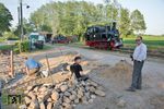 Vom 5. bis 13. Mai 2018 feierte das Prignitzer Kleinbahnmuseum Lindenberg e. V. ("Pollo") sein 25-jähriges Jubiläum. In Mesendorf werden die letzten Vorbereitungen getroffen - und wie immer: Zwei arbeiten und einer trägt (nicht nur) die Verantwortung. (09.05.2018) <i>Foto: Joachim Schmidt</i>