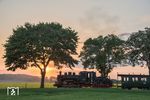 "99 1401" (eigentlich Lok 20 der Mansfelder Bergwerksbahn) mit einem Fotozug bei den Jubiläumsfeiern zu 25 Jahre Prignitzer Kleinbahnmuseum Lindenberg. (09.05.2018) <i>Foto: Joachim Schmidt</i>