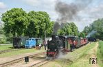 "99 1401" startet mit einem liebevoll zusammengestellten Rollwagenzug. (11.05.2018) <i>Foto: Joachim Schmidt</i>