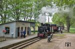 Der Fotogüterzug mit "99 1401" passiert Brünkendorf, liebevoll drapiert mit Statisten und nostalgischen Straßenfahrzeugen. (11.05.2018) <i>Foto: Joachim Schmidt</i>