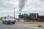 Die sorgfältig inszenierte Begegnung zwischen "99 1401" und dem (Nostalgie-)Fahrzeug der Volkspolizei. (11.05.2018) <i>Foto: Joachim Schmidt</i>