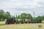 99 4511 der Preßnitztalbahn passiert mit einem Fotogüterzug das Einfahrsignal vom Endbahnhof Lindenberg. Das Signal steht allerdings nicht am Originalstandort, sondern etwa 200 Meter davor. (11.05.2018) <i>Foto: Joachim Schmidt</i>