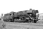 Porträtaufnahme der 44 0101 (Borsig, Baujahr 1942) in Sangerhausen. Ihre Ölfeuerung erhielt sie am 20. April 1965. Im April 1982 wurde sie im RAW Meiningen wieder auf Kohlefeuerung zurückgebaut. (09.1975) <i>Foto: Gerhard Moll</i>