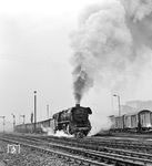 44 0600 (44 1600 von Societe Alsascienne de Constructions Mecaniques, Graffenstaden) wurde am 19.04.1943 nach Halle/Saale abgeliefert. Im Gegensatz zu den Westzonen stieß die Forderung auf Rückgabe französischer Loks in der sowjetisch besetzten Ostzone auf taube Ohren und so verblieb die Lok nach dem Krieg in Mitteldeutschland. Hier verlässt sie mit einem Güterzug den Bahnhof Sangerhausen. Erst 1991 wurde sie ausgemustert. (02.1972) <i>Foto: Gerhard Moll</i>
