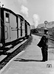 Ein Personenzug nach Mainz erhält in Bingerbrück seinen Abfahrauftrag. Im Hintergrund fährt gerade die preußische G 7¹ 55 452 aus dem heimatlichen Bw. (1935) <i>Foto: Max Göllner</i>